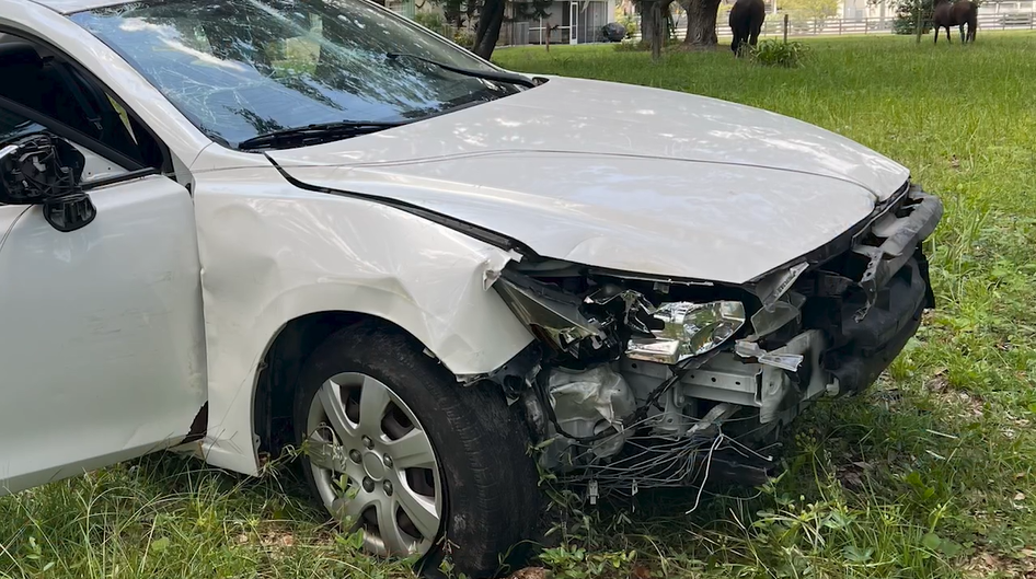 El coche de los sospechosos tras atravesar dos vallas distintas (CRÉDITO: Oficina del Sheriff del Condado de DeSoto)